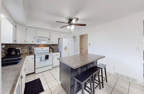 Port Franks Cabaña | Pet Friendly Beach House with Games Room + Hot tub