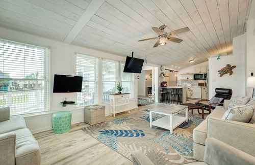 Galveston Casa | Pet Friendly Beachside Home w/Screened-in Deck, Open Deck & Beach Gear