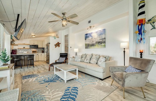 Galveston Casa | Pet Friendly Beachside Home w/Screened-in Deck, Open Deck & Beach Gear