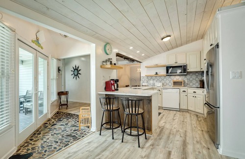 Galveston Casa | Pet Friendly Beachside Home w/Screened-in Deck, Open Deck & Beach Gear