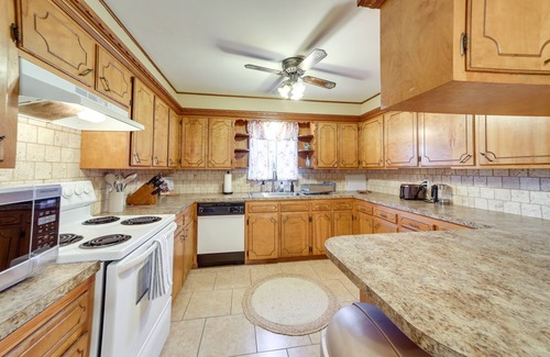Bixby Casa | Pet-Friendly Bixby Getaway with Deck!