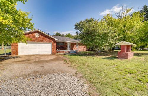Bixby Casa | Pet-Friendly Bixby Getaway with Deck!