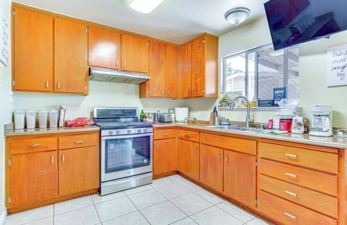 Brentwood Casa | Pet-Friendly Brentwood House w/ Gas Grill!