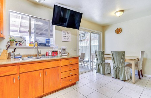 Brentwood Casa | Pet-Friendly Brentwood House w/ Gas Grill!