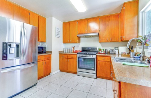 Brentwood Casa | Pet-Friendly Brentwood House w/ Gas Grill!