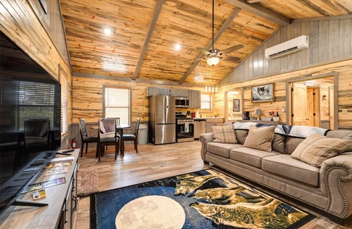 Broken Bow Casa | Pet-Friendly Broken Bow Cabin Near Lukfata Creek!