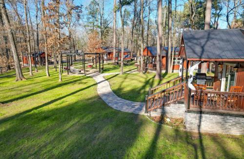 Broken Bow Casa | Pet-Friendly Broken Bow Cabin Hot Tub and Fireplace