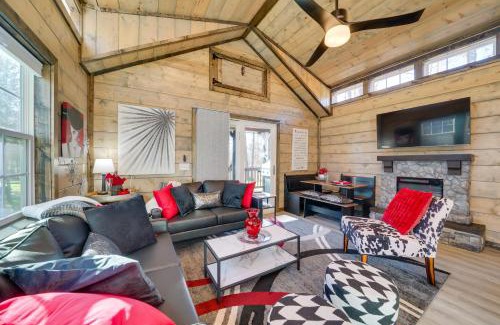 Broken Bow Casa | Pet-Friendly Broken Bow Cabin Hot Tub and Fireplace