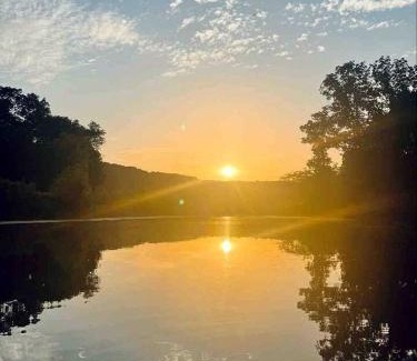 Hartsburg Casa | Pet-Friendly Cabin for Romantic, Off-the-Grid Glamping Escapes in Missouri