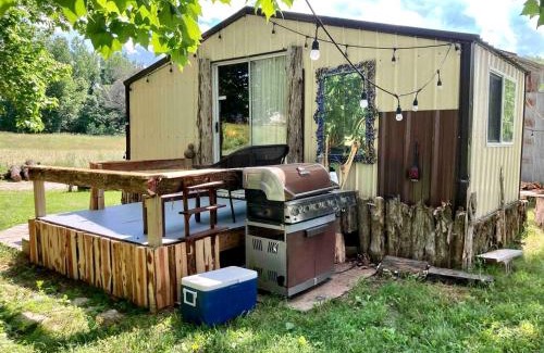 Hartsburg Casa | Pet-Friendly Cabin for Romantic, Off-the-Grid Glamping Escapes in Missouri