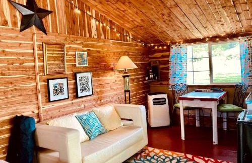 Hartsburg Casa | Pet-Friendly Cabin for Romantic, Off-the-Grid Glamping Escapes in Missouri