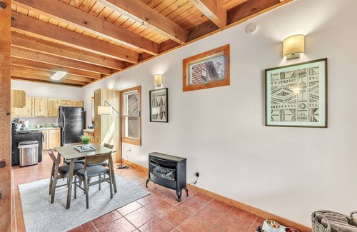 Cleveland Casa | Pet-Friendly Cabin in Marietta w/ Porch Swings