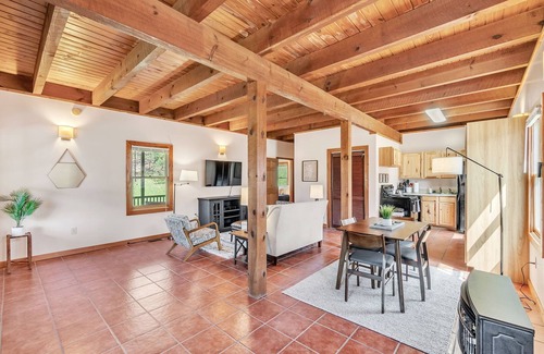 Cleveland Casa | Pet-Friendly Cabin in Marietta w/ Porch Swings