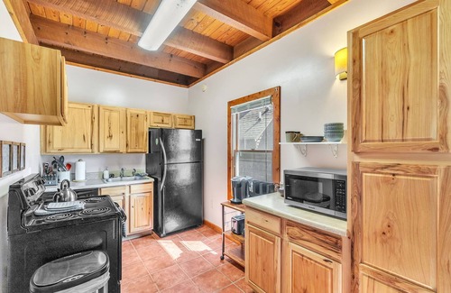 Cleveland Casa | Pet-Friendly Cabin in Marietta w/ Porch Swings
