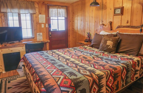 Dubois Cabina | Relax in a Cozy Queen Room with Spectacular Riverfront Access & Sweeping Mountain Views