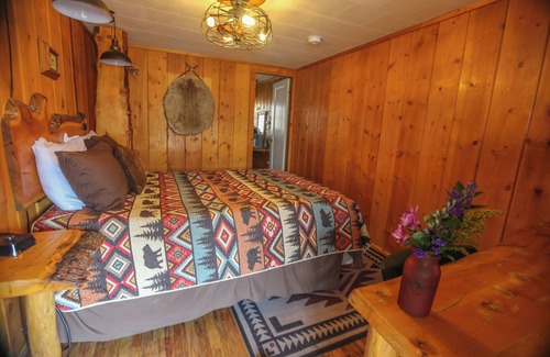 Dubois Cabina | Relax in a Cozy Queen Room with Spectacular Riverfront Access & Sweeping Mountain Views