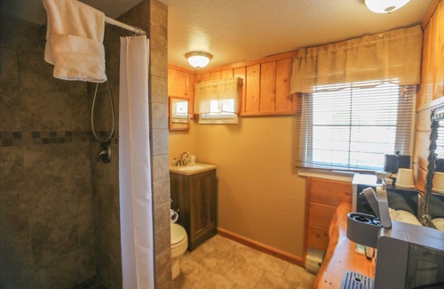 Dubois Cabina | Relax in a Cozy Queen Room with Spectacular Riverfront Access & Sweeping Mountain Views