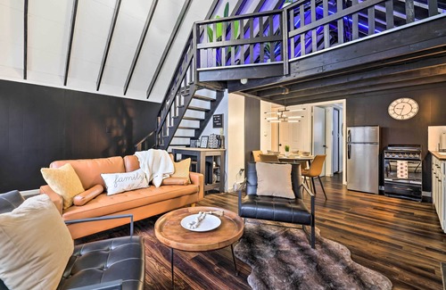 Pocono Lake Cabina | Pet-Friendly Cabin w/ Hot Tub in Pocono Lake!