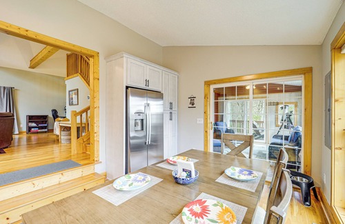 Purlear Cabina | Pet-Friendly Cabin w/ Hot Tub in North Carolina!