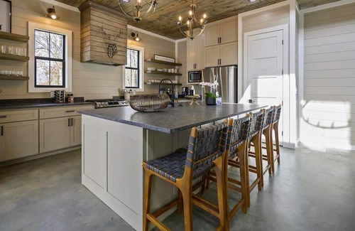 Hochatown Cabina | Pet-Friendly Cabin w/Heated Pool, Games, Hot Tub