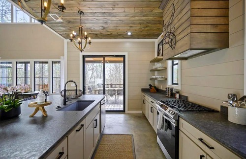 Hochatown Cabina | Pet-Friendly Cabin w/Heated Pool, Games, Hot Tub