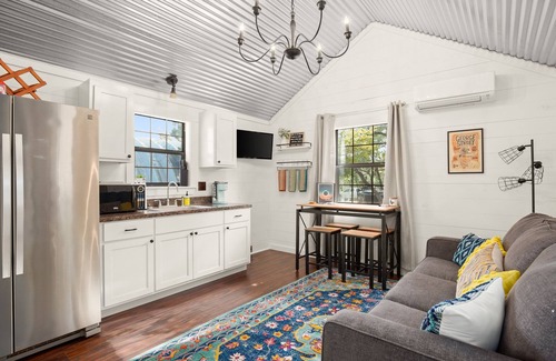 Austin Cabina | Pet Friendly Cabin w/hot tub. gym, cold plunge, & sauna