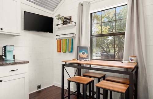 Austin Cabina | Pet Friendly Cabin w/hot tub. gym, cold plunge, & sauna