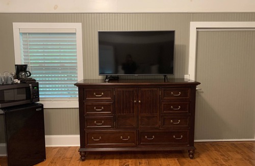 Dahlonega Cabina | Pet-friendly cabin with covered porch, King bed, and laptop friendly workspace