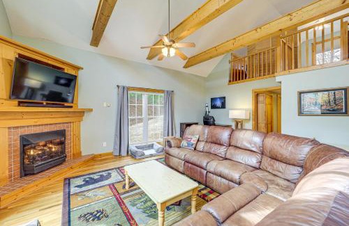 Purlear Casa | Pet-Friendly Cabin with Hot Tub in North Carolina!