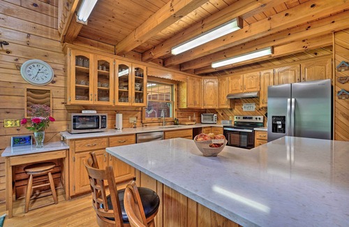 Canton Cabina | Pet-Friendly Canton Cabin w/ Porch + Grill!