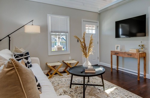 Carlinville Cabaña | Pet-Friendly Carlinville Rental w/ Large Backyard!