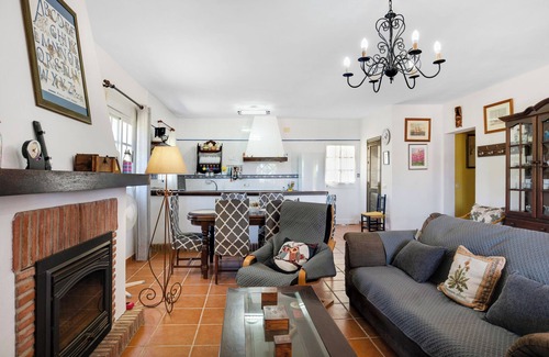 Zahora Casa | "Casa Caramá" con piscina, jardín y Wi-Fi; mascotas permitidas