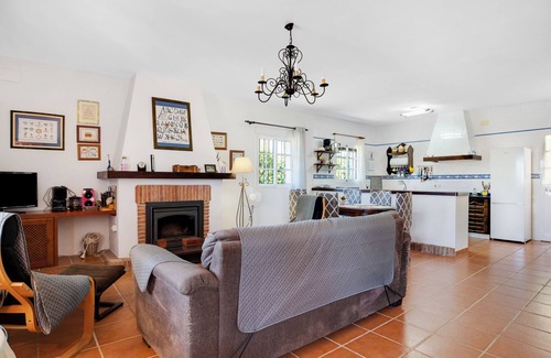 Zahora Casa | "Casa Caramá" con piscina, jardín y Wi-Fi; mascotas permitidas