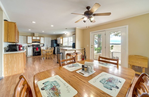 Checotah Casa | Pet-Friendly Checotah Home w/ Deck & Lake Views!