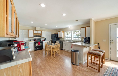 Checotah Casa | Pet-Friendly Checotah Home w/ Deck & Lake Views!