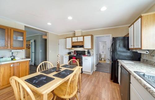 Checotah Casa | Pet-Friendly Checotah Home w/ Deck & Lake Views!