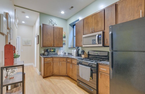 Lower West Side Condominio | Pet-Friendly Chicago Getaway w/ Free Parking!