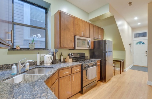 Lower West Side Condominio | Pet-Friendly Chicago Getaway w/ Free Parking!