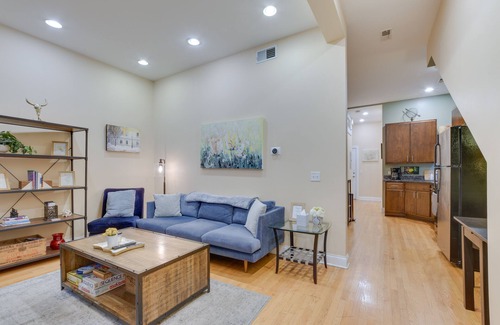 Lower West Side Condominio | Pet-Friendly Chicago Getaway w/ Free Parking!