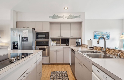 Waters Edge Casa | ¡Crédito de $ 250 en la playa gratis! Casa remodelada, espaciosa, que admite mascotas en Folly Beach - ¡2100 pies cuadrados!