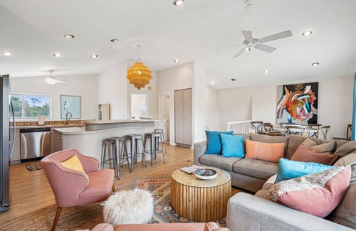 Waters Edge Casa | ¡Crédito de $ 250 en la playa gratis! Casa remodelada, espaciosa, que admite mascotas en Folly Beach - ¡2100 pies cuadrados!