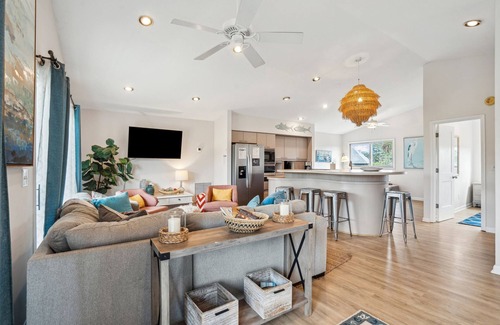 Waters Edge Casa | ¡Crédito de $ 250 en la playa gratis! Casa remodelada, espaciosa, que admite mascotas en Folly Beach - ¡2100 pies cuadrados!