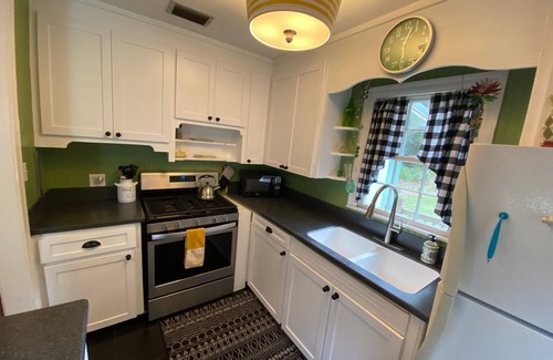 Kings Terrace Casa | Se aceptan mascotas Cottage con gran patio cercado!