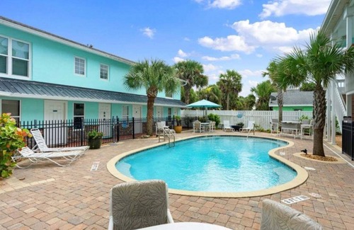 Flagler Beach Apartamento | Pet-friendly condo in Flagler beach with pool, walking distance to beach!