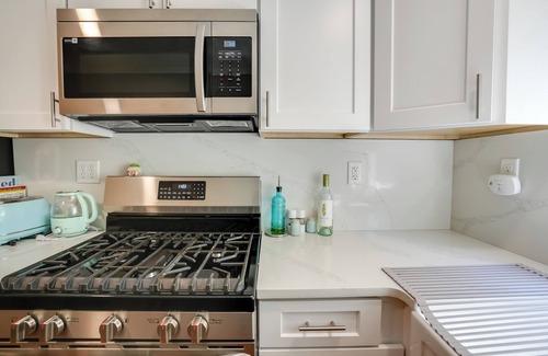 Marblehead Condominio | Pet-Friendly Condo ~ 1 Mi to Beach in Marblehead