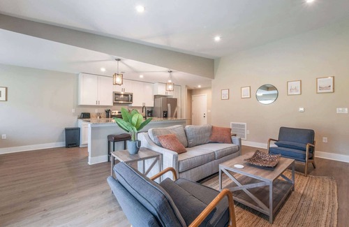 Acme Condominio | Pet-Friendly Condo Close to Traverse City Sights