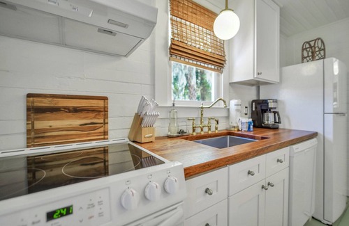 Thunderbolt Casa | Pet Friendly Cottage In Thunderbolt w/ Parking + Large Yard by Lucky Savannah