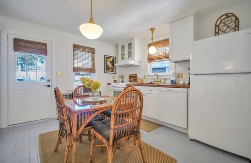 Thunderbolt Casa | Pet Friendly Cottage In Thunderbolt w/ Parking + Large Yard by Lucky Savannah