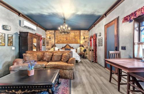 Fredericksburg Casa | Pet Friendly Cottage w/Hot-Tub 10-Mins to Downtown