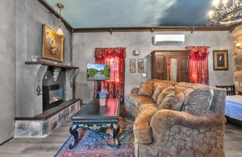 Fredericksburg Casa | Pet Friendly Cottage w/Hot-Tub 10-Mins to Downtown